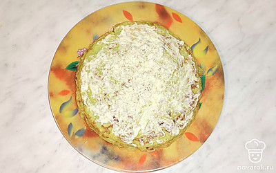 Смажьте блины соусом.