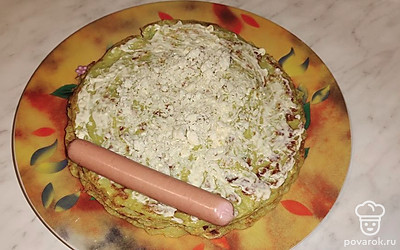 На край каждого блина положите сосиску, сверните рулетиком. Отправьте рулетики в микроволновую на 2-3 минуты. 