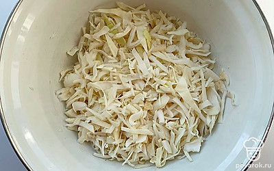 Капусту нашинковать на средние полоски.