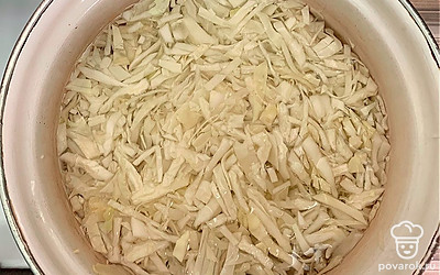 Положить капусту в кипящую воду буквально на 3-4 минуты, пробланшировать. 