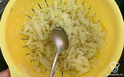 Воду слить через дуршлаг, капусту обдать холодной водой и хорошо отжать.