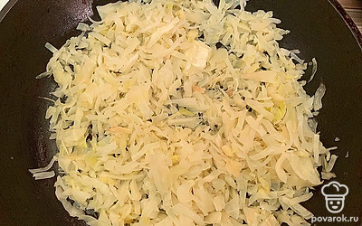 Выложить капусту на сковороду с растопленным маслом, слегка потушить с солью и перцем.