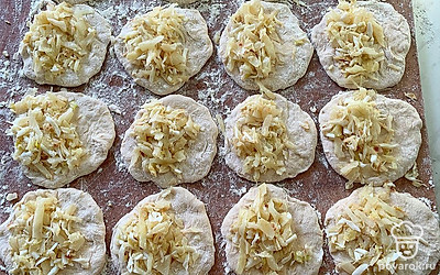 Остудить начинку и выложить на подготовленные кружочки из теста для пирожков. Начинки на тесте должно быть много. А само тесто не должно быть очень плотным, иначе пирожки получатся грубыми.