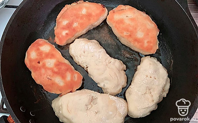 Хорошо соединить края пирожков, жарить пирожки с обеих сторон на подсолнечном масле на среднем огне.