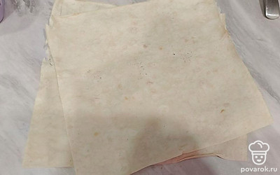 Взять небольшой кусок лаваша (примерно 1/4).