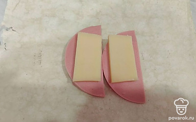 Сверху положить сыр.