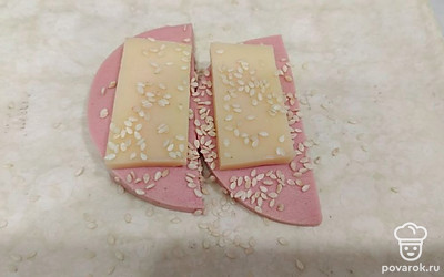 Посыпать кунжутом.