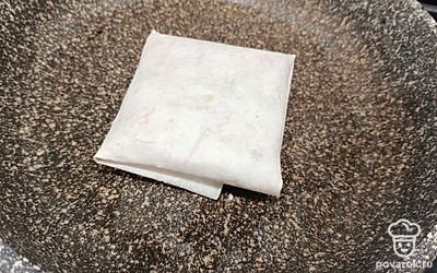 Свернуть в конвертик. Отправить на раскаленную сковороду, смазанную маслом.