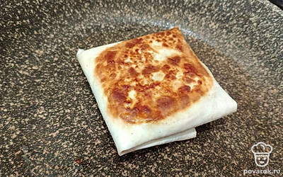 Обжарить с двух сторон до золотистой корочки.