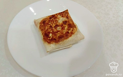 Обжаривать без крышки на медленном огне, если хотите получить хрустящую корочку.