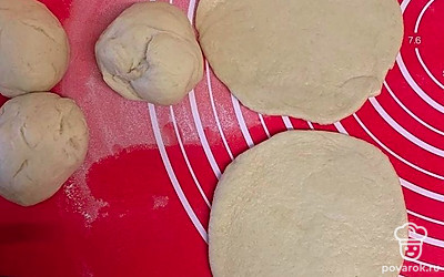 Подошедшее тесто обмять. Слепите пирожки и укладывайте их на противень на пергамент. Оставьте подойти еще минут на 10–15. Перед выпечкой пирожки можно смазать яйцом, взбитым с ложкой молока или сливок.