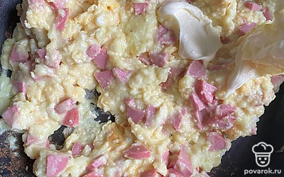 Мелко нарежьте сосиски и обжарьте с пюре и яйцами до готовности.