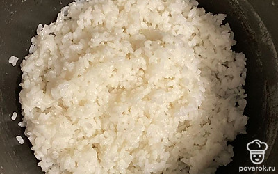 Рис промойте до прозрачной воды, всыпьте в кастрюлю, залейте двумя стаканами воды, доведите до кипения, слегка посолите и варите до полного впитывания воды.