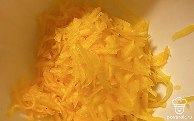 Тыкву очистите и натрите на крупной тёрке.