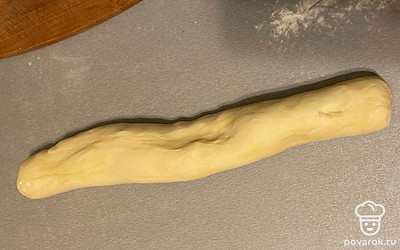Песочное тесто раскатайте в длинную толстую «колбасу».