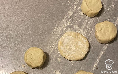 «Колбасу» разрежьте на куски толщиной 1,5 см.