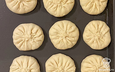 Слепите пирожки любой желаемой формы (у меня круглые). Выложите на противень, смазанный растительным маслом. Выпекайте 25-30 минут при температуре 200 градусов.