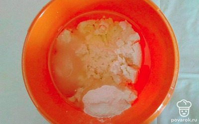 В творог добавьте 2 белка, растительное масло, сахар. Взбейте все блендером до однородной массы. Затем, постепенно всыпая муку, замесите мягкое тесто и оставьте его подниматься на 1 час.