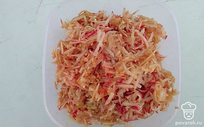 Для приготовления начинки яблоки очистите от кожуры и семечек, натрите на крупной терке, добавьте корицу и перемешайте.