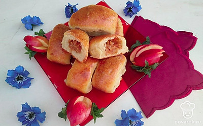 Подавать пирожки из творожного теста с начинкой из яблок можно как в горячем виде, так и остывшими. Отличными дополнением к ним будут такие напитки, как ароматный горячий чай с лимоном, кофе с молоком или компот.