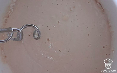 Сделайте опару: возьмите сахар, соль, муку (50 г) и дрожжи. Смешайте и добавьте 100 мл теплой воды. Дайте постоять 10 минут.