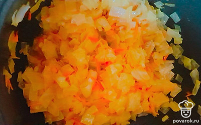 Нашинкуйте капусту, нарежьте овощи и поставьте тушиться на 10 минут.