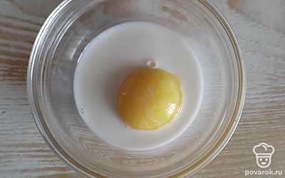 Выложите пирожки на противень.