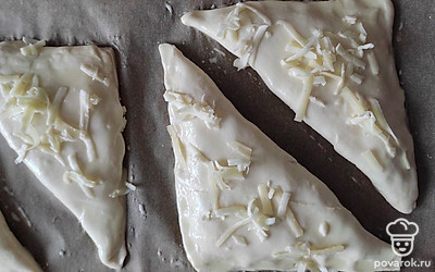 К желтку добавьте молоко и хорошо размешайте.