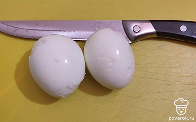 Отварить два яйца, очистить от скорлупы. 