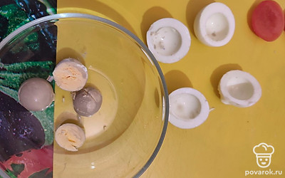 Разрезать пополам и достать желток. 