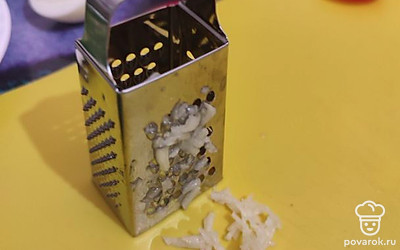 Зубчик чеснока натереть на мелкой терке. 