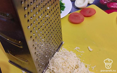 Сыр натереть на мелкой терке. 
