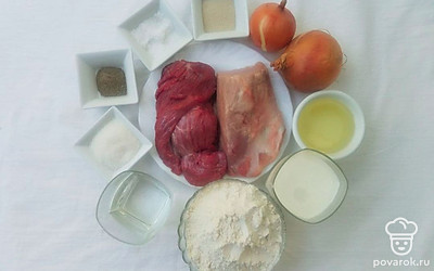 Просейте муку 2 раза. Очистите лук от шелухи. Промойте мясо под проточной водой.