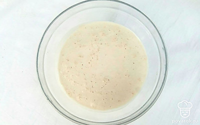 Приготовьте опару. В глубокую миску налейте молоко и воду. Добавьте сахар, сухие дрожжи и 4 ст.л. муки. Тщательно все перемешайте и оставьте на 10-15 минут, чтобы дрожжи подошли.