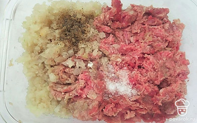 Мелко нарежьте лук и перекрутите его через мясорубку вместе со свининой и говядиной. Затем добавьте соль и перец по вкусу и прилейте немного воды, чтобы начинка была сочной.
