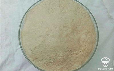 В подошедшую опару добавьте соль и частями всыпайте муку. Так тесто получится мягче и пышнее. Замесите упругое тесто, скатайте в шар и поставьте в теплое место на 40 минут для расстойки. По истечении времени обомните его и дайте подойти еще раз.