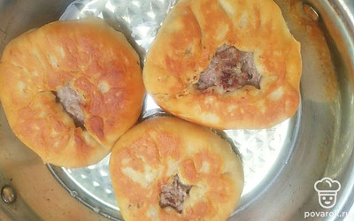 Разогрейте на сковороде растительное масло и выложите беляши мясом вниз. Обжаривайте беляши с обеих сторон до золотистой корочки, а затем переложите на бумажное полотенце, чтобы устранить остатки масла.