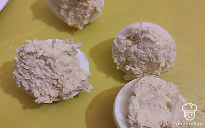 Наполнить половинки яиц полученной массой. 