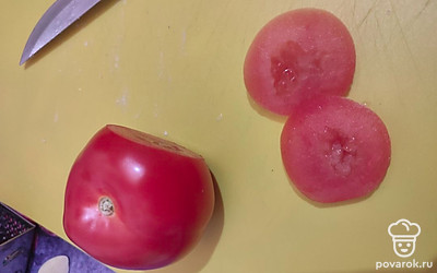 Сделать из помидора шляпки, срезав бок. 