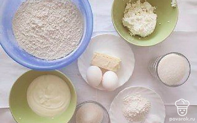 Подготовьте ингредиенты в количестве, указанном по рецепту. Муку обязательно просейте, сливочное масло и творог достаньте из холодильной камеры для размягчения.