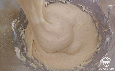 Возьмите глубокую посуду для замешивания теста и соедините в ней сметану и сахар. Взбивайте ингредиенты в течение 2-3 минут до растворения сахара. Затем присоедините к сметане яйцо и соль, продолжайте взбивать ингредиенты. Добавьте размягченное сливочное масло, постепенно вводите муку и месите тесто до эластичного состояния, пока оно не будет отлипать от стенок посуды. Накройте тесто пищевой пленкой и отложите в сторону для настаивания.