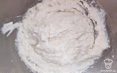 Приступайте к приготовлению творожной начинки, для этого белок яйца взбейте до пышной пены, добавьте к нему сахар и продолжайте взбивать до полного растворения кристалликов сахара. Творог разотрите вилкой, добавьте к нему белковую массу и сметану. Тщательно перемешайте ингредиенты и добавьте в творожной массе муку.