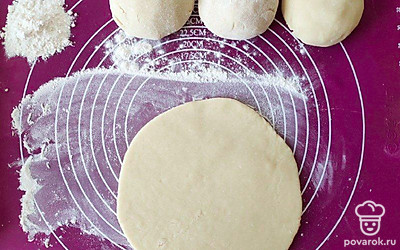 Готовое тесто разделите на 4 части и раскатайте каждую в круглый пласт. С помощью кулинарного кольца вырежьте в тесте заготовки для сочников. На одну половину теста выложите творожную начинку, второй половиной накройте первую, прижмите края теста. Проделайте аналогичные шаги с тестом и начинкой.