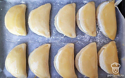 Сформированные сочники переложите в противень, застеленный пергаментом, смажьте яичным желтком и отправьте в разогретую до 180 °С духовую печь на 20 минут. По истечении времени убавьте температуру до 160 °С и выпекайте еще примерно 5-10 минут.