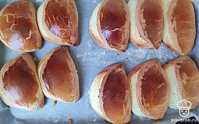 Тающие во рту сочники с творожной начинкой подавайте в теплом виде, дополнив сладкое лакомство свежезаваренным ароматным чаем.