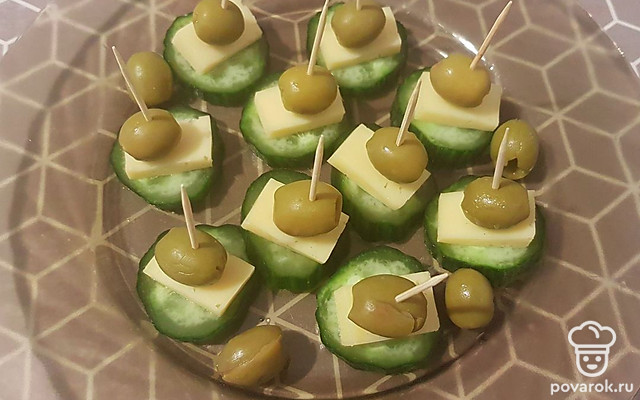 Канапе из огурца, сыра и оливок — Рецепт с фото