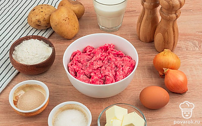 Подготовьте все необходимые ингредиенты, выложите их на стол для удобства приготовления. Сливочное масло заранее достаньте из холодильника, чтобы оно размягчилось. Картофель и яйцо хорошо промойте под проточной водой. Поставьте разогреваться духовку до 200 градусов.