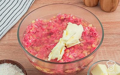 К фаршу добавьте говяжий бульон и 20 г размягченного сливочного масла, хорошо перемешайте.