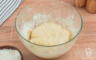 Вымешивайте тесто до тех пор, пока оно не перестанет липнуть к рукам.