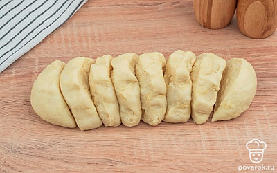 Из теста сформируйте колбаску, разделите ее на небольшие равные куски.